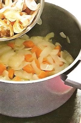 Если креветки замороженные, разморозьте их заранее на верхней полке холодильника в дуршлаге, установленном в миске. Очистите креветки от панцирей, голов, удалите темную кишечную вену. Панцири и головы креветок сложите в сухую жаропрочную форму и поставьте в разогретую до 200 °С духовку на 15 мин. Время от времени помешивайте. Затем выньте форму из духовки, сбрызните панцири половиной коньяка (лучше его предварительно подогреть) и подожгите при помощи длинной спички. Дайте коньяку полностью прогореть.