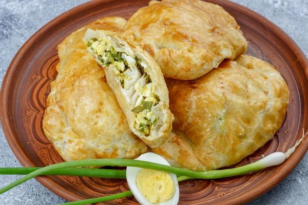 Выпекать в разогретой до 200С духовке примерно 20-25 минут до готовности теста. Чем меньше порции, тем быстрее приготовится.
