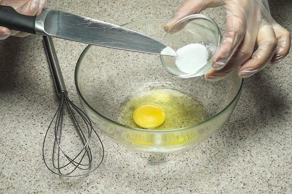 Взбить яйцо, добавить соль и соду (1/4 ч. л.).