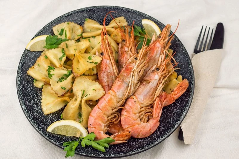 Жарим креветки с бантиками