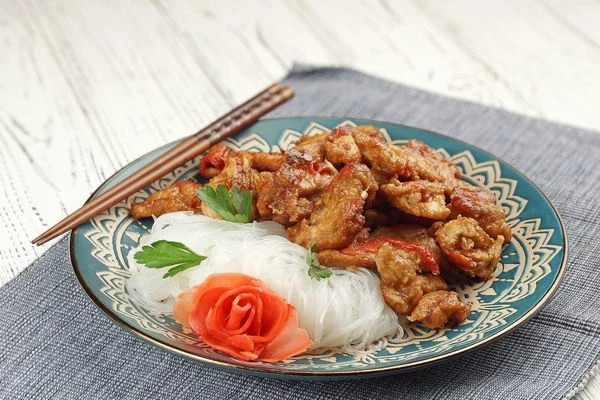 Подать индейку с рисовой лапшой и зеленью.