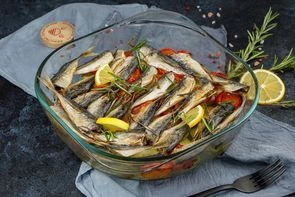 Ставрида запеченная с овощами