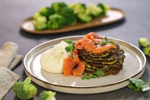 Оладьи из брокколи с форелью