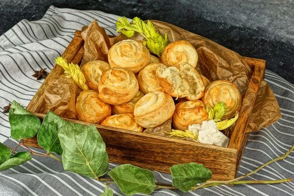 Поставить в разогретую до 180С духовку примерно на 20 минут.