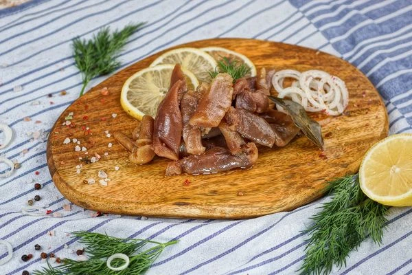 При подаче украсить лимоном, кольцами лука и зеленью.