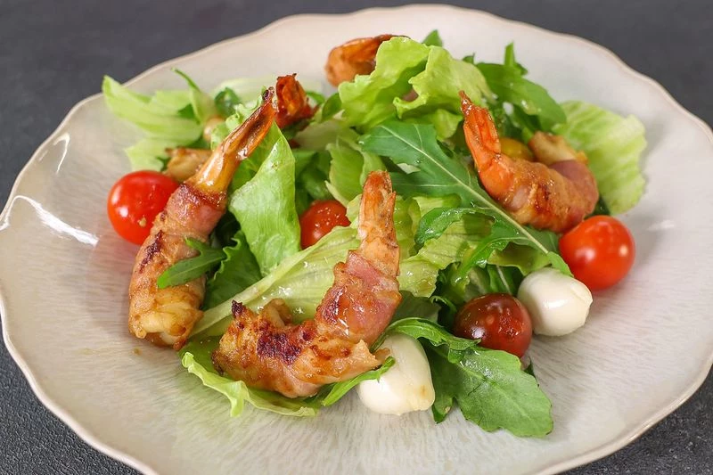 Теплый салат с креветками в беконе