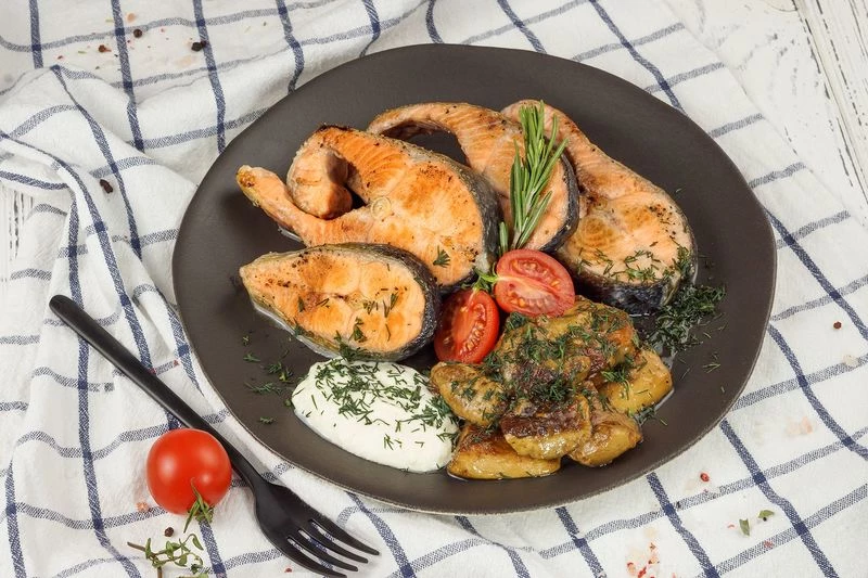 Стейки из дикого лосося с грибами