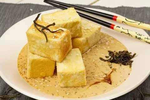 Хрустящий тофу с ореховым соусом