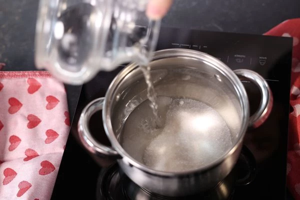 Сварить сироп: сахар с водой довести до кипения.