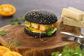 Гамбургер с рыбными палочками и соусом Цезарь