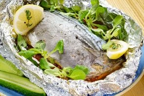 Пеламида запеченная с овощами