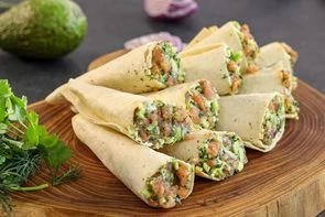 Хрустящие рожки с красной рыбой и авокадо