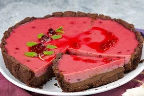 Шоколадный торт с ягодным кремом
