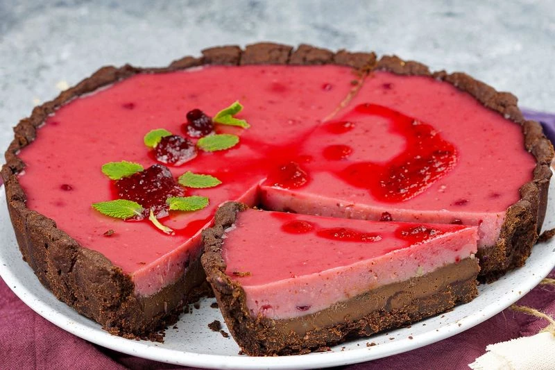 Шоколадный торт с ягодным кремом