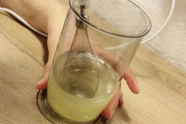 Белки взбить с 1ч.л сахара в пену, затем не переставая взбивать, добавить по 1ст.л весь сахар, каждую порцию взбивая до растворения сахара.