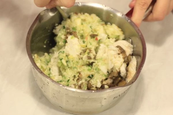 Все перемешать, посолить, поперчить.