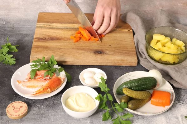 Морковь нарежьте кубиками — 0,5х0,5 см. Переложите к овощам.