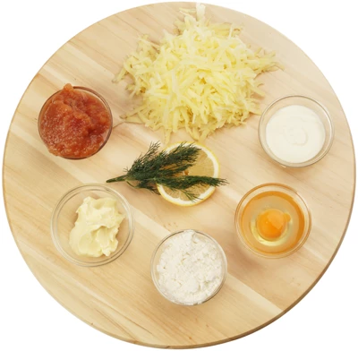 Картофель потереть на крупной терке, сбрызнуть лимонным соком. Икру трески разморозить естественным способом, отделить от ястыков.