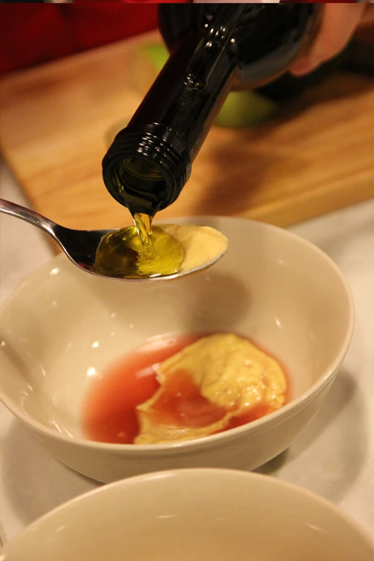 С помощью ножа для сыра нарежьте  твердый сыр, лучше всего Пармиджано Реджано, пластинками.