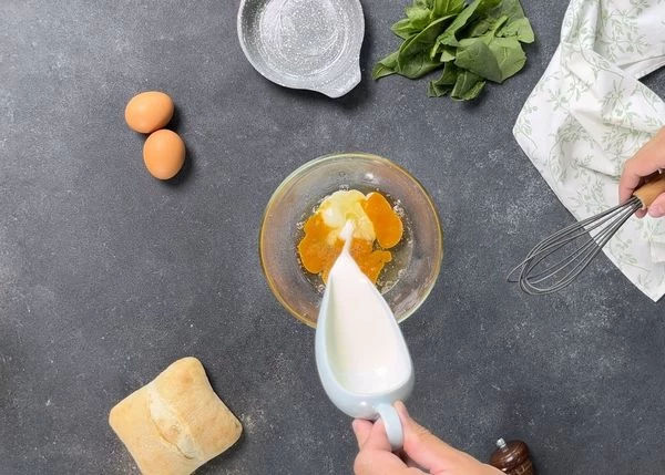 Для приготовления этого омлета необходимо взбить яйца с небольшим количеством сливок, добавить соль и перец по вкусу. 