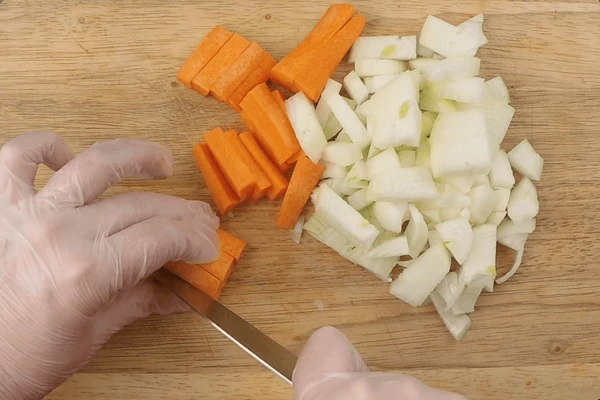 Гречку промыть. Лук репчатый нарезать крупным кубиком, морковь брусками.