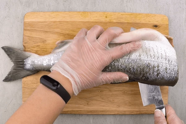 Кету разрезать на два филе вдоль хребта, снять кожу, удалить кости