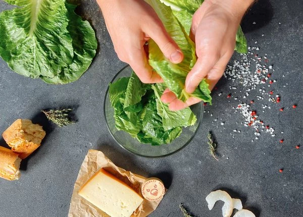 В большую миску нарвать листья салата Романо.