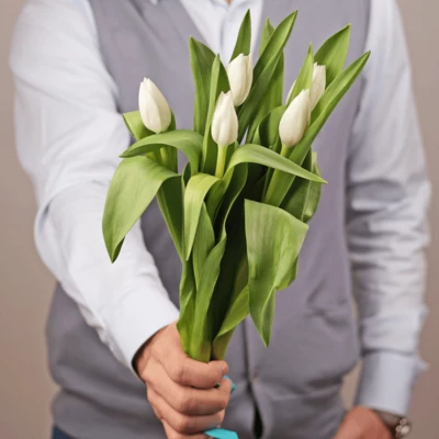 Букет белых тюльпанов 5шт-1}