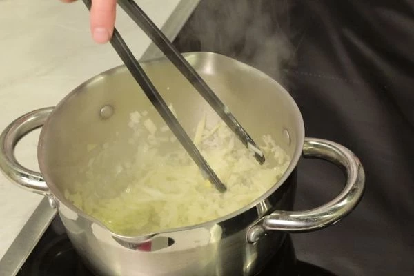 Приготовить соус: в сотейнике на растительном масле обжарить мелко нарезанный лук, чеснок и сельдерей 6-7 минут.