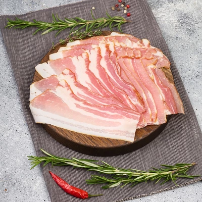 Бекон сырокопченый Мясной Гурман нарезка Деликатеска 150г-1}