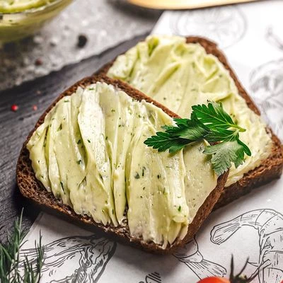 Масло сливочное закусочное с зеленью и чесноком от Шефа 180г-1}