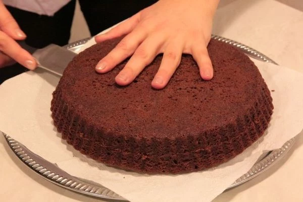 Готовый шоколадный корж, разрезать на пополам, пропитать  лаймовым  пюре ( по желанию можно добавить сахар). Если у вас есть разъемная форма, то положить корж туда. Если нет, то можно сделать "бортики" из бумаги и фольги.