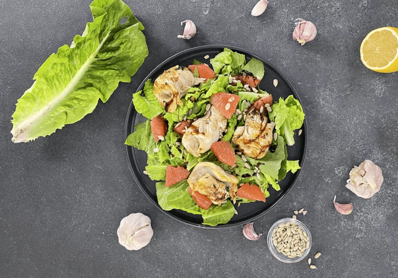 Филе хека в апельсиновом масле с салатом Романо и грейпфрутом