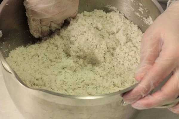  Приготовить соляную корочку: соль смешать со специями, влить в соль взбитые белки, перемешать хорошо руками. Если смесь суховатая, то можно добавить немного воды.