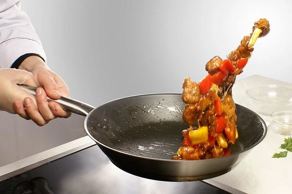 Обжарить еще 2-3 минуты, интенсивно перемешивая.