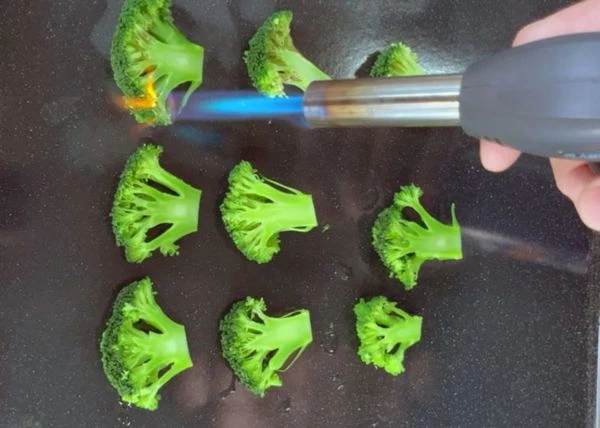 Брокколи, достать, остудить и опалить горелкой.