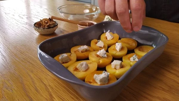 В каждую половинку выложить по кусочку сыра. 