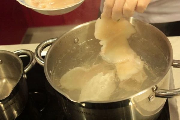 Отварить в кипящей, подсоленной воде в течение 1-2 минут, промыть, нарезать тонкими полосками.