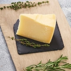 Сыр  твердый Пармезан 37% жир. Деликатеска ~200г