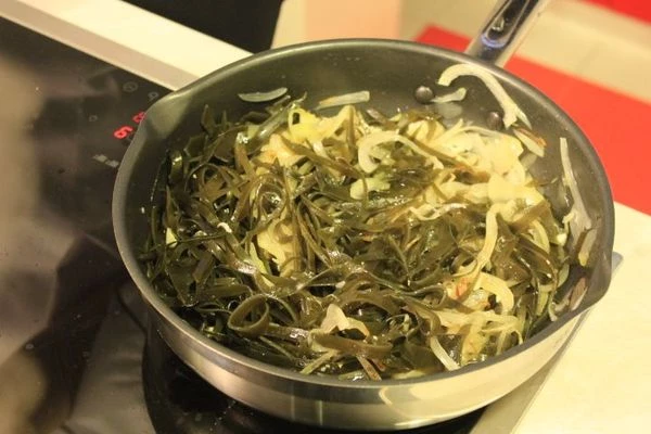 Морковь нарезать тонкой соломкой, посолить, оставить 10-15 минут, затем отжать от лишнего сока.