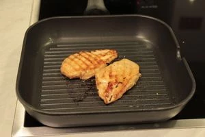 Замаринованную куриную грудку обжарить на сковороде ( у кого есть гриль, то лучше на гриле) по 3 минуты с каждой стороны. Нарезать наискосок острым ножом.