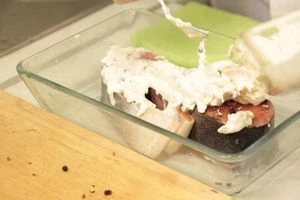 Отдельно смешать сметану, тертый сыр. Залить смесью рыбу и поставить в разогретую до 200 С духовку. Готовить 15-20 минут, до золотистой корочки.