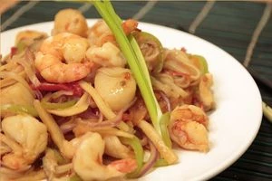 Все. Лапша готова. Подавайте ее на красивой тарелке. Посыпьте кунжутом и тонкой соломкой свежего огурца для украшения.