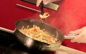 В сковороду с растительным маслом опускаем рубленый чеснок и свинину. Обжариваем 4 минуты . Добавляем перец, лук, морковь, грибы и побеги бамбука консервированные.