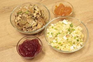 Приготовить начинки:   1. на разогретой с оливковым маслом сковороде обжарить белые грибы с репчатым луком, посолить, поперчить. 2. На разогретой сковороде с оливковым маслом обжарить, нарезанный соломкой лук, затем перемешать его с вареным рисом и зеленым луком. Посолить, поперчить по вкусу. 3. джем смешать с крахмалом.