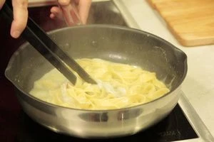 Выпарить до загустения соуса. Выложить в тарелку, украсить гребешками и зеленью.