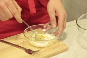 Приготовить заправку: майонез хорошо смешать с  васаби, уксусом рисовым и медом.