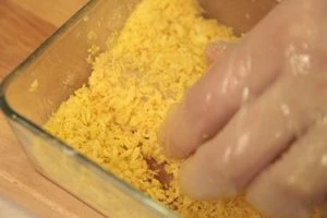 Яйцо взбить с солью, перцем. Треску обвалять в муке, затем в яйце,затем в темпурной панировке. Обжарить на разогретой сковороде с оливковым маслом, по 2-3 минуты с каждой стороны.