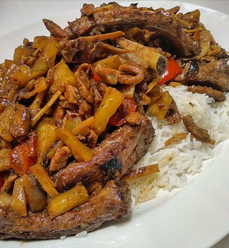 Свинина с побегами бамбука и ананасом