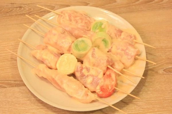 Приготовить маринад: смешать кокосовые сливки, рыбный соус, соус шрирача, сок лайма, рисовый уксус. Положить в миску, залить соусом, чтобы покрыл филе, на 15 минут.